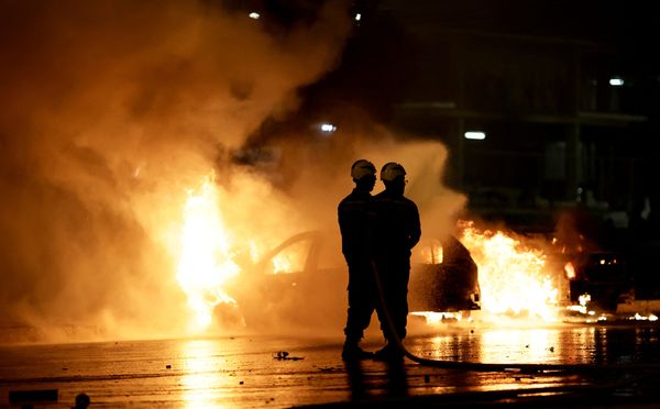 Bolsonaristas tentam invadir sede da PF em Brasília e carros são incendiados