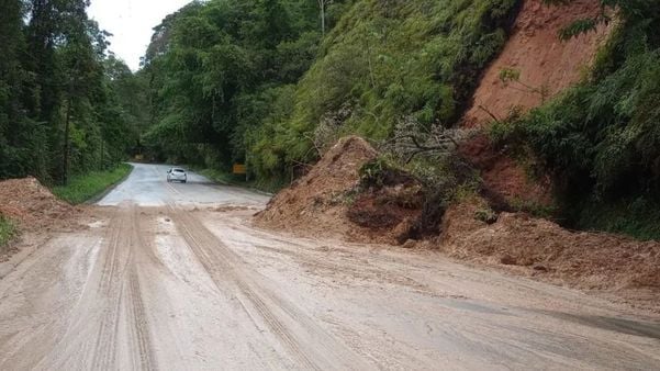 ES-261, na altura de Santa Luzia, em Santa Teresa, é um dos trechos que foi afetado pela chuva. A via foi desobstruída pela Prefeitura do município no dia 1° de dezembro. 