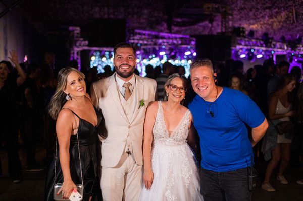 Glenda Meirelles e Gabriel Souza posam com a prima, Thalita Lucas, e o produtor, Mateus Carvalho no show do Capital Inicial, em Vitória