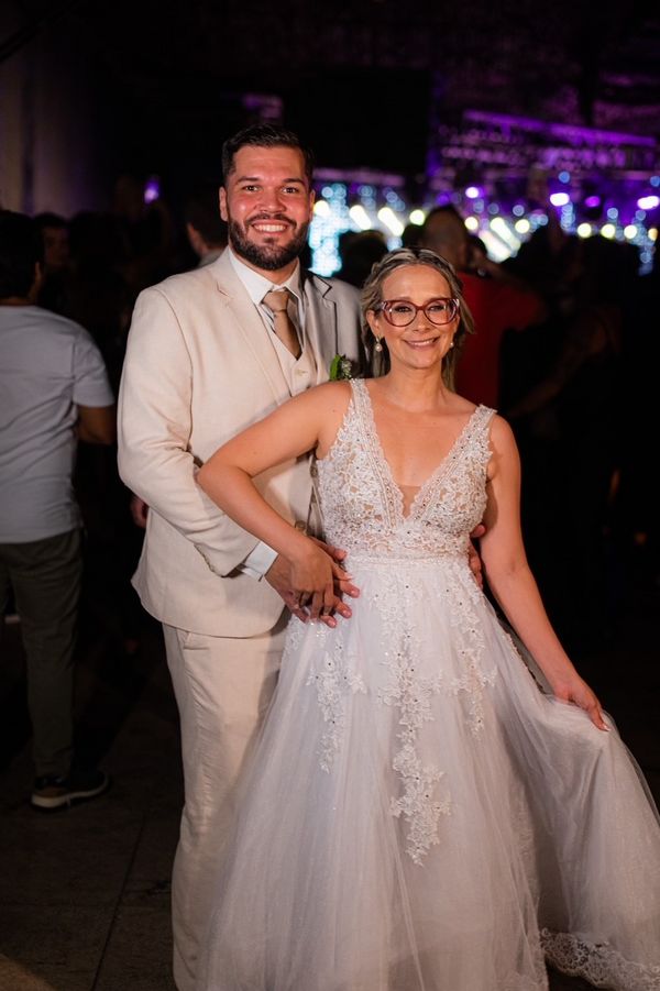 Glenda Meirelles e Gabriel Souza saíram direto do próprio casamento para o show do Capital Inicial, em Vitória