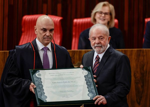 Lula sendo diplomado presidente por Alexandre de Moraes, presidente do TSE