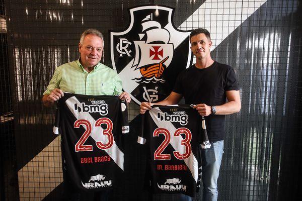 Mauricio Barbieri, novo técnico do Vasco, com Abel Braga, diretor técnico