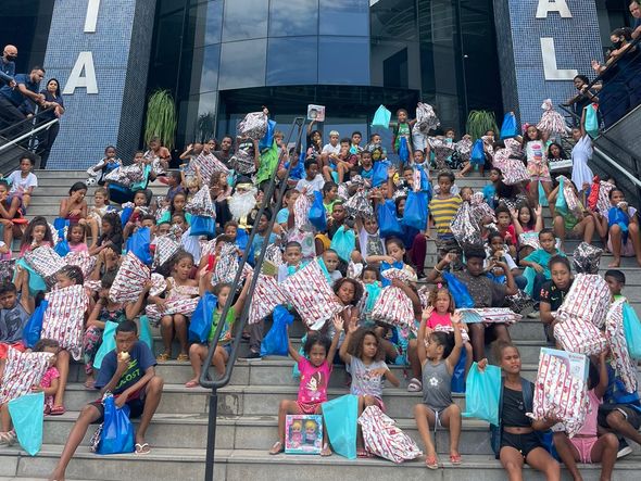Crianças atendidas pelo projeto Missionários da Luz, do bairro Jabaeté, em Vila Velha, foram recebidas na Superintendência da Polícia Federal do Espírito Santo por Divulgação/PFES