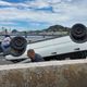 Imagem - Carro com reboque capota e interdita parcialmente trecho da 2ª Ponte