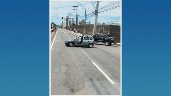 Homem é assassinado dentro de carro no meio da BR 101, na Serra