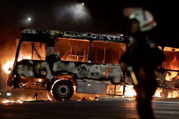 Bolsonaristas radicais atearam fogo em ônibus em Brasília, na noite de segunda (12)
