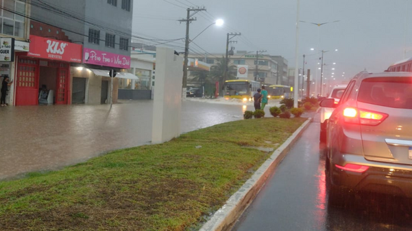 Chuva forte deixa ruas alagadas em Marataízes