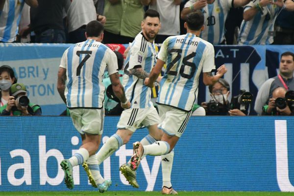 Messi comemora gol de pênalti com os companheiros