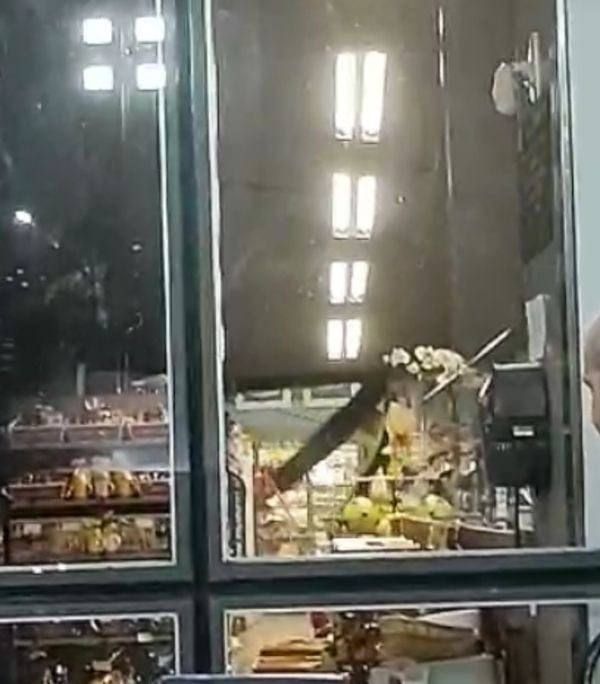 No bairro Gilberto Machado, o vento forte danificou parte do telhado de um supermercado por Leitor - A Gazeta 