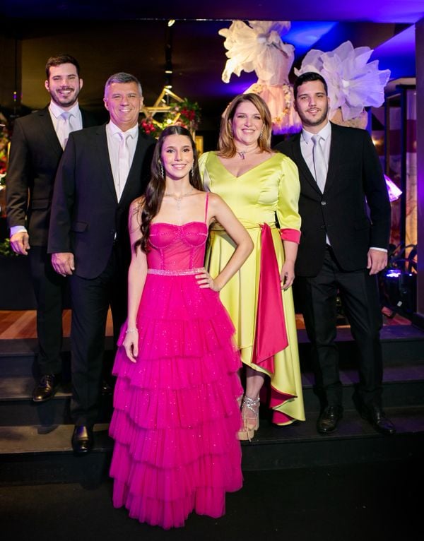 Alice Devens comemora  16 anos 