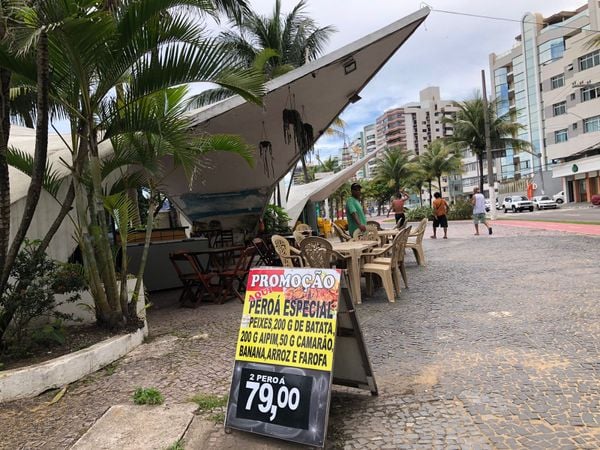 Quiosque Tropical, na Praia da Costa, tem opções variadas para atrair os clientes durante o verão