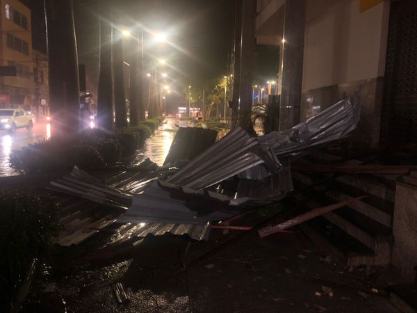 Telhas voaram na Praça Jerônimo Monteiro  por  Thomaz Albano