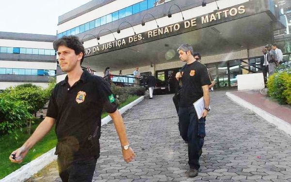 09/12/2008 - Policiais federais saem da sede do Tribunal de Justiça do Espírito Santo durante a Operação Naufrágio