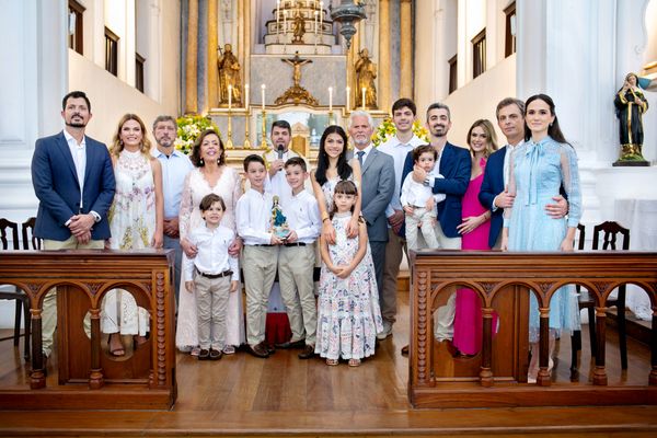 Ao lado dos filhos Enrico, Mariana, André e Caio, o casal celebrou 50 anos de casamento no sábado (10), na Igreja São Gonçalo e festa no Lareira Up