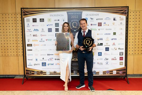 Kosmas Poulianitis e Juliana Diniz Sivieri: na entrega do prêmio Quality 2022