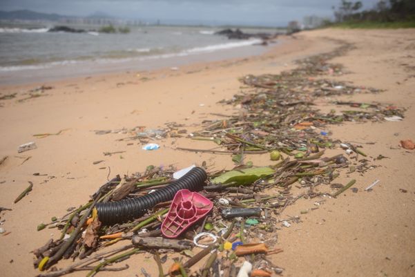 A quantidade de lixo é a principal reclamação dos frequentadores da Praia do Fim. por Ricardo Medeiros
