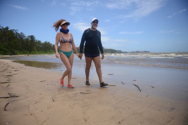 Edna Parra Cândido, com o marido José Roberto Cândido, frequentadores da Praia do Fim, em Camburi, Vitória. por Ricardo Medeiros
