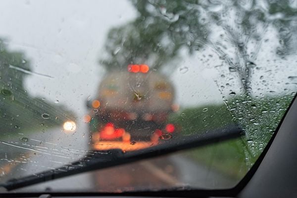 Dicas para dirigir com segurança durante o período de chuvas