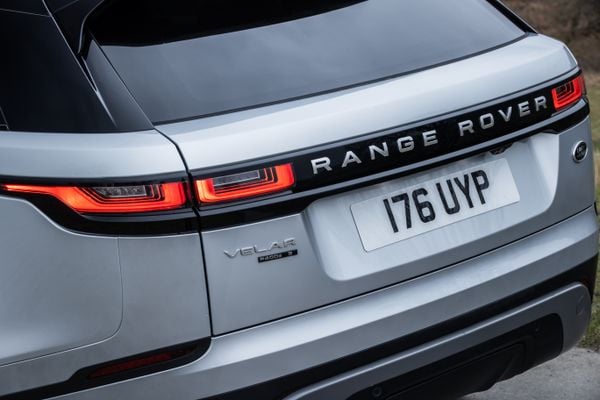 Acabamento em preto brilhante, que contribui para um estilo esportivo sofisticado por Jaguar Land Rover/Divulgação