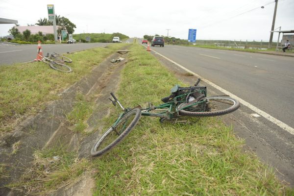 Dois ciclistas ficam feridos em atropelamento na Rodovia do Sol em Vila Velha por Ricardo Medeiros