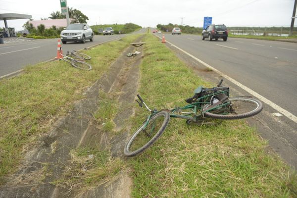 Dois ciclistas ficam feridos em atropelamento na Rodovia do Sol em Vila Velha por Ricardo Medeiros
