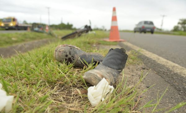 Dois ciclistas ficam feridos em atropelamento na Rodovia do Sol em Vila Velha por Ricardo Medeiros