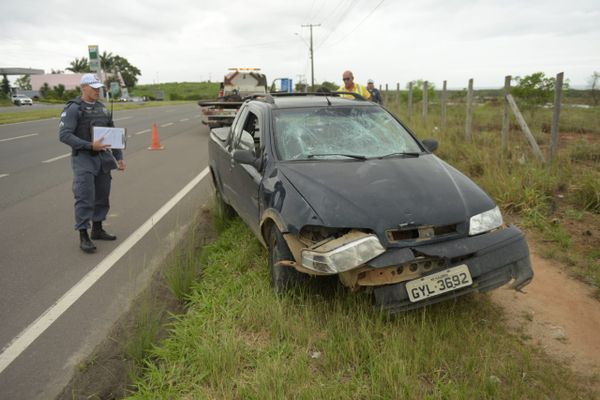Dois ciclistas ficam feridos em atropelamento na Rodovia do Sol em Vila Velha por Ricardo Medeiros
