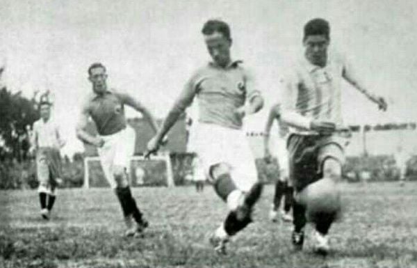 Jogo entre Argentina e França pela Copa do Mundo de 1930