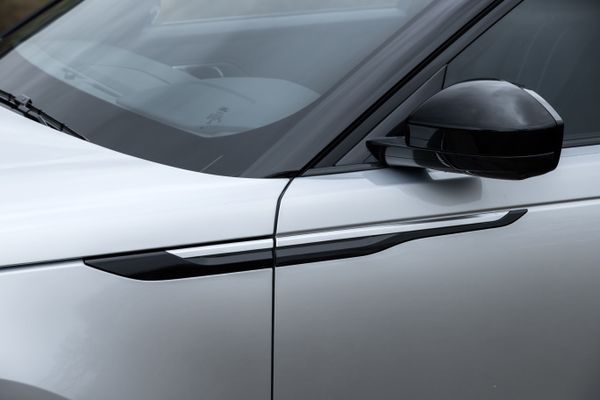 O design exterior é complementado pelo pacote de acabamento em preto brilhante por Jaguar Land Rover/Divulgação