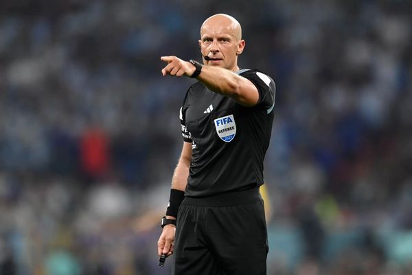 Fifa mantém trio de arbitragem da estreia na final da Copa de 2018 - Jornal  O Globo