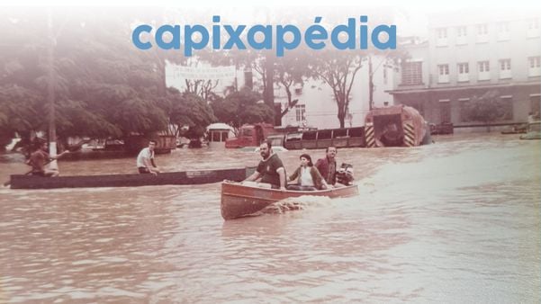 1979: moradores de barco na praça municipal de Colatina