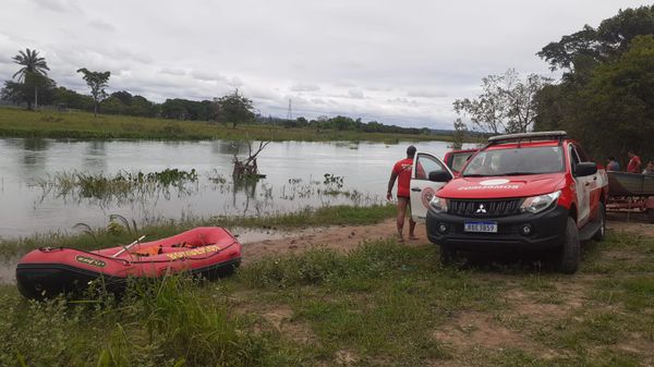 Equipe dos bombeiros fazem busca por corpo de jovem no Rio Pequeno, em Linhares,
