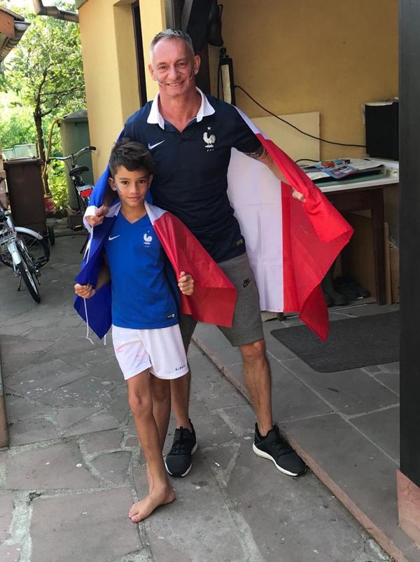 Francois ao lado de seu filho Leon, torcendo para a França