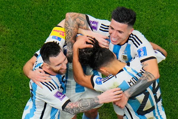 Lionel Messi (e), da Argentina,   comemora com colegas de equipe após   marcar o primeiro gol da equipe