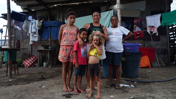 Ocupação Vila da Esperança, em Jabaeté, Vila Velha - Luciana Pacheco e a família
