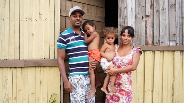 Maelson, Géssica e as filhas moram em uma casa de madeira na ocupação Vila Esperança, em Vila Velha