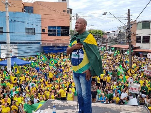 Pastor Fabiano em cima de trio elétrico em manifestação no Parque da Prainha, em Vila Velha