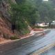 Imagem - Vídeo: barreira cai e atinge carreta na BR 101 em Pedro Canário