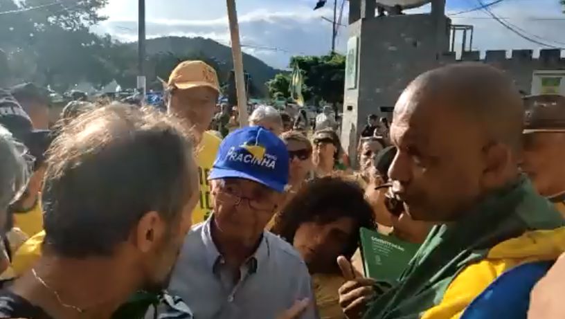 Pastor Fabiano Oliveira em frente ao 38º BI, em Vila Velha, depois de ter prisão decretada pelo STF
