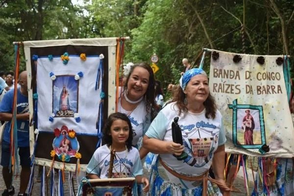 A Banda de Congo Raízes da Barra abre os festejos das fincadas de mastro de São Benedito na Barra do Jucu