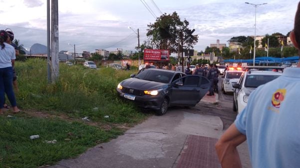 Carro roubado foi capturado pela PM no bairro Maracanã após colidir com passagem de nível do trem