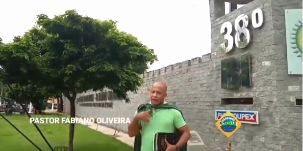 Pastor Fabiano Oliveira em frente ao 38º BI, em Vila Velha, depois de ter prisão decretada pelo STF
