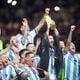 Messi levanta a taça da Copa do Mundo