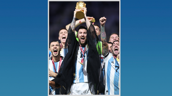 Messi ergue a taça da Copa do Mundo do Catar vestindo uma túnica