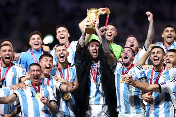 Messi ergue o troféu da Copa do Mundo do Catar conquistado pela Argentina