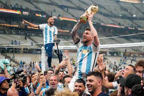 Messi levanta a taça da Copa do Mundo do Catar no meio da multidão