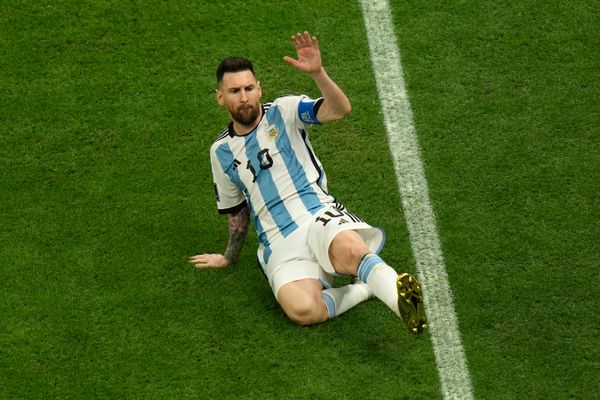 O jogador Lionel Messi (camisa 10), da Argentina, comemora ao marcar seu gol de   pênalti na partida contra a França