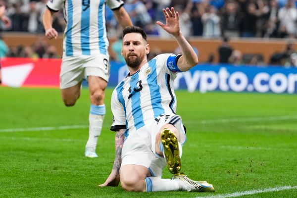 O jogador Lionel Messi (camisa 10), da Argentina, comemora ao marcar seu gol de   pênalti na partida contra a França