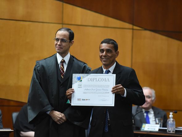 Ademir José Gomes Pereira, o Zé Preto, recebe do TRE-ES o diploma de deputado estadual  por Carlos Alberto Silva