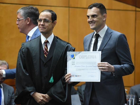 Alcântaro Victor Lazzarani Campos recebe do TRE-ES o diploma de deputado estadual  por Carlos Alberto Silva